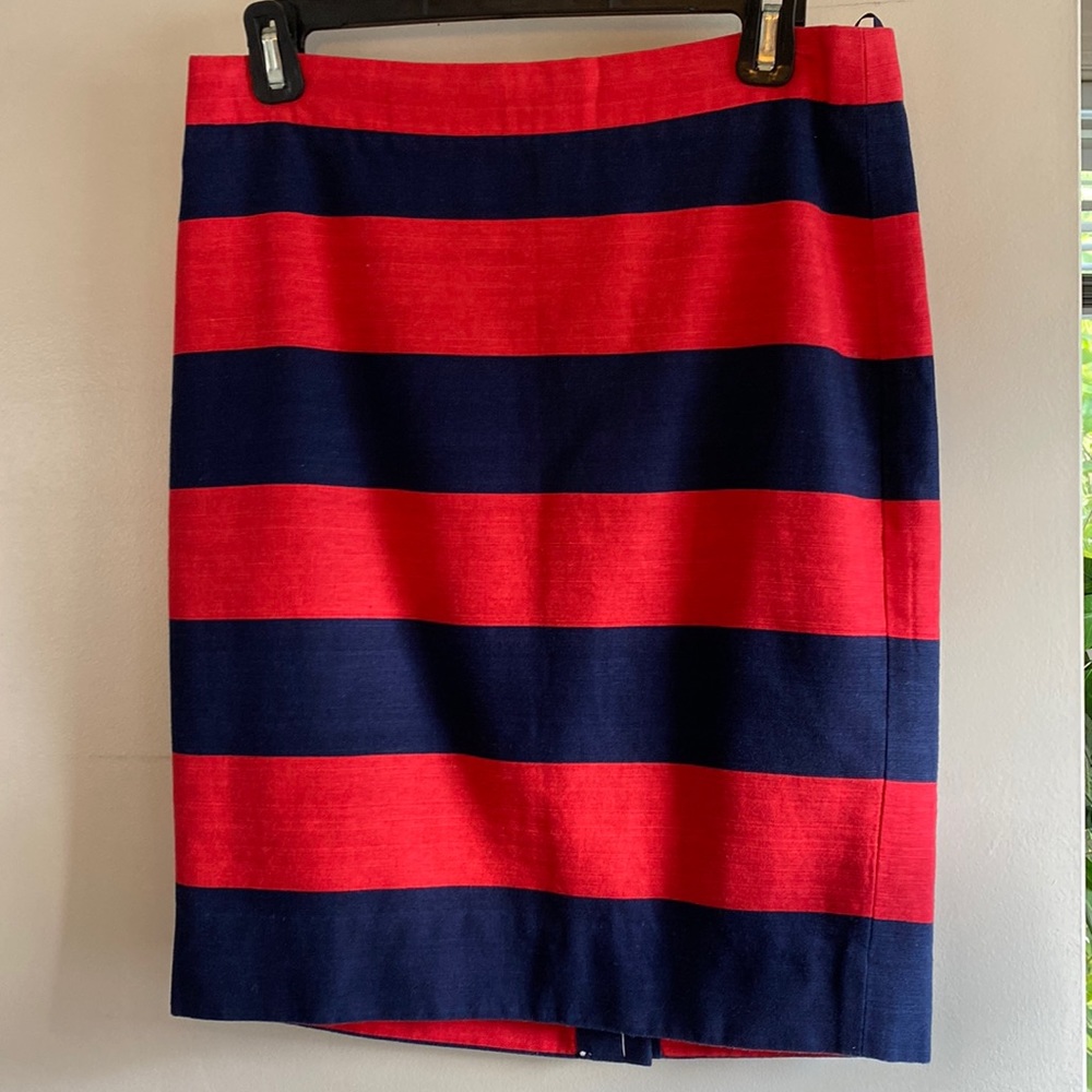 This never worn, sophisticated JCrew pencil skirt is perfect for the office.
